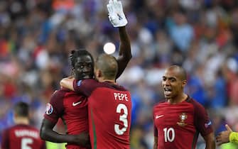 epa05419548 Eder (c) of Portugal celebrates the 1-0 goal during the UEFA EURO 2016 Final match between Portugal and France at Stade de France in Saint-Denis, France, 10 July 2016. 


(RESTRICTIONS APPLY: For editorial news reporting purposes only. Not used for commercial or marketing purposes without prior written approval of UEFA. Images must appear as still images and must not emulate match action video footage. Photographs published in online publications (whether via the Internet or otherwise) shall have an interval of at least 20 seconds between the posting.)  EPA/GEORGI LICOVSKI   EDITORIAL USE ONLY