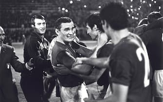 CALCIO - EUROPEI '68 10/06/1968 / FINALE BIS ITALIA - JUGOSLAVIA 2 - 0 / GIGI RIVA DELL' ITALIA FESTEGGIA LA VITTORIA DOPO LA FINALE BIS DEL CAMPIONATO EUROPEO - LA PRIMA FINALE ERA FINITA 1 - 1, ALL' EPOCA IN SITUAZIONE DI PAREGGIO LA PARTITA VENIVA RIPETUTA, 01-00091504000011, 03-00015914