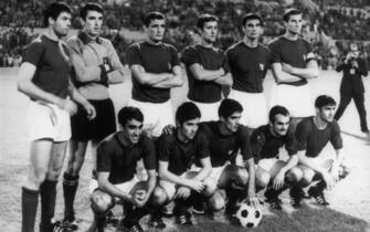 The Italian team poses for pictures after beating Yugoslavia 2-0 in the UEFA European Football Championship Final replay at the Stadio Olimpico in Rome, 10th June 1968.  (Photo by Keystone/Hulton Archive/Getty Images)