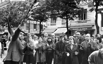 dpa/lapressepoliticaFrancia anno 1968Maggio francesenella foto: scontri e proteste nelle strade di Parigi durante il Maggio franceseEin Arbeiter grüßt mit geballter Faust den Demonstrationszug. Mehrere Hunderttausend folgten am 29. Mai 1968 der Aufforderung der Gewerkschaft CGT und demonstrierten in Paris und anderen Städten gegen die Regierung de Gaulle. Die in den 60er Jahren auf die Außenpolitik konzentrierte Regierung de Gaulle unterschätzte die soziale Unzufriedenheit breiter Schichten der französischen Bevölkerung. 1968 führten die Maiunruhen zu bürgerkriegsähnlichen Zuständen, in Paris lieferten sich die Studenten Straßenschlachten mit der Polizei. Die Gewerkschaften riefen am 13. Mai zum Generalstreik auf. Am 30. Mai löste Staatspräsident de Gaulle die Nationalversammlung auf und rief Neuwahlen aus. Diese wurden zwar von den Gaullisten gewonnen, die Ära de Gaulle fand jedoch ihr Ende: Am 28. April 1969 trat General Charles de Gaulle nach einem verlorenen Referendum zurück.
