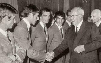 Prati stringe la mano al presidente della Repubblica Giuseppe Saragat, sotto lo sguardo di Rivera, Riva e Anastasi, dopo la vittoria dell'Italia al campionato d'Europa 1968.
ANSA/WIKIPEDIA
+++ ATTENZIONE LA FOTO NON PUO' ESSERE PUBBLICATA O RIPRODOTTA SENZA L'AUTORIZZAZIONE DELLA FONTE DI ORIGINE CUI SI RINVIA +++ ++ HO - NO SALES, EDITORIAL USE ONLY ++