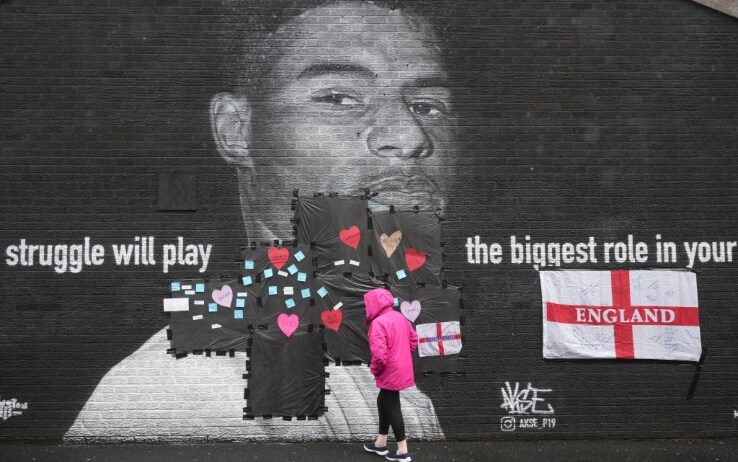 Il murale dedicato a Rashford imbrattato e poi coperto da alcuni tifosi con dei messaggi di solidarietà nei confronti del giocatore