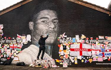 Rashford, murale ridipinto: spuntano dei cuori