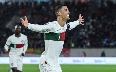 epa10544588 Portugal`s Cristiano Ronaldo celebrates after scoring the 0-1 goal during the UEFA EURO 2024 Group J qualifying soccer match between Luxembourg and Portugal, in Luxembourg, 26 March 2023.  EPA/MIGUEL A. LOPES
