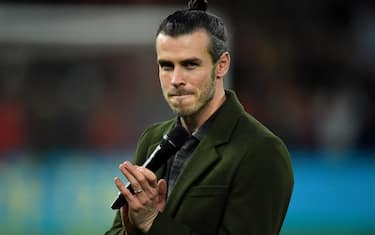 epa10547607 Former Welsh international Gareth Bale applauds fans after speaking to them before the UEFA EURO 2024 qualification match between Wales and Latvia in Cardiff, Britain, 28 March 2023. Bale retired from the national team after the FIFA World Cup in Qatar.  EPA/Peter Powell
