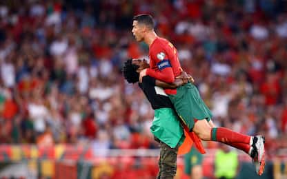 Entra e solleva Ronaldo, invasione show a Lisbona