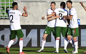 epa09992231 Kiril Despodov (C) of Bulgaria celebrates with teammates after scoring the 1-0 lead during the UEFA Nations League soccer match between Bulgaria and North Macedonia in Razgrad, Bulgaria, 02 June 2022.  EPA/VASSIL DONEV