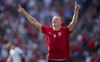 epa10697032 Erling Haaland of Norway celebrates scoring the 1-0 goal during the UEFA EURO 2024 qualifying soccer match between Norway and Scotland, in Oslo, Norway, 17 June 2023.  EPA/Heiko Junge  NORWAY OUT