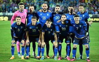 epa10695899 Players of Kosovo starting eleven pose for a photo ahead of the UEFA European Qualifiers, Group I, soccer match between Kosovo and Romania in Pristina, Kosovo, 16 June 2023.  EPA/ARBEN LLAPASHTICA