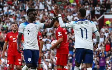 epa10700774 Marcus Rashford (R) of England celebrates with teammate Bukayo Saka after scoring the 3-0 goal during the UEFA EURO 2024 qualification match between England and North Macedonia in Manchester, Britain, 19 June 2023.  EPA/ADAM VAUGHAN