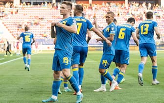 epa10700435 Ukraine's Viktor Tsygankov (L) celebrates the 1-0 goal during the UEFA Euro 2024 qualifying soccer match between Ukraine and Malta in Trnava, Slovakia, 19 June 2023.  EPA/JAKUB GAVLAK