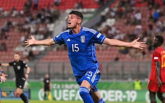 TA' QALI, MALTA - JULY 13: Luca Lipani of Italy, centre, celebrates after scoring his side's third goal during the UEFA European Under-19 Championship 2022/23 semi-final match between Spain and Italy at the National Stadium on July 13, 2023 in Ta' Qali, Malta. (Photo by Seb Daly - Sportsfile/UEFA via Getty Images)