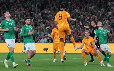 epa10853292 Cody Gakpo of the Netherlands celebrates scoring the 1-1 goal from the penalty spot during the UEFA EURO 2024 Group B qualifier soccer match between Ireland and the Netherlands in Dublin, Ireland, 10 September 2023.  EPA/LORRAINE O'SULLIVAN