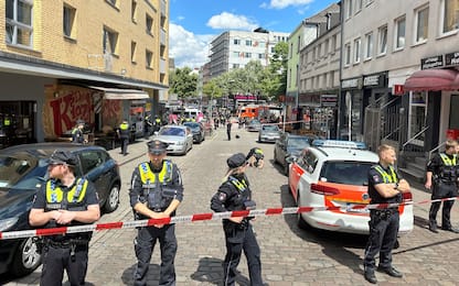 Uomo armato ad Amburgo: spari della polizia