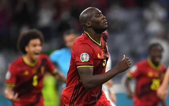 epa09319026 Romelu Lukaku of Belgium celebrates scoring his team's first goal from the penalty spot during the UEFA EURO 2020 quarter final match between Belgium and Italy in Munich, Germany, 02 July 2021.  EPA/Andreas Gebert / POOL (RESTRICTIONS: For editorial news reporting purposes only. Images must appear as still images and must not emulate match action video footage. Photographs published in online publications shall have an interval of at least 20 seconds between the posting.)