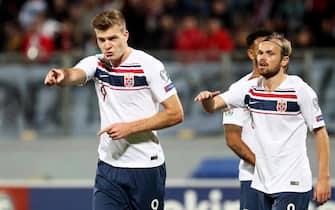 epa08006979 Norway's Alexander Sorloth (L) celebrates after scoring the 2-1 lead during the UEFA EURO 2020 group F qualifying soccer match between Malta and Norway at the National Stadium in Ta' Qali, Malta, 18 November 2019.  EPA/DOMENIC AQUILINA