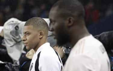 Paris Saint-Germain's French forward Kylian Mbappe (L) and Manchester United's Belgian forward Romelu Lukaku look on prior to the UEFA Champions League round of 16 second-leg football match between Paris Saint-Germain (PSG) and Manchester United at the Parc des Princes stadium in Paris on March 6, 2019. (Photo by Geoffroy VAN DER HASSELT / AFP)        (Photo credit should read GEOFFROY VAN DER HASSELT/AFP via Getty Images)