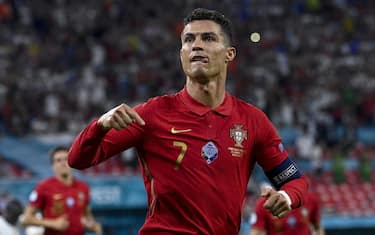 epa09297310 Cristiano Ronaldo of Portugal celebrates aftter he scored a goal during the Portugal vs. France match in the third round of Group F of the Euro 2020 soccer tournament in Puskas Ferenc Arena in Budapest, Hungary, 23 June 2021. EPA/Zsolt Szigetvary HUNGARY OUT