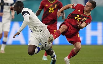 epa09291689 Glen Kamara (L) of Finland in action against Leandro Trossard of Belgium during the UEFA EURO 2020 group B preliminary round soccer match between Finland and Belgium in St.Petersburg, Russia, 21 June 2021.  EPA/Dmitry Lovetsky / POOL (RESTRICTIONS: For editorial news reporting purposes only. Images must appear as still images and must not emulate match action video footage. Photographs published in online publications shall have an interval of at least 20 seconds between the posting.)