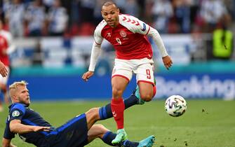 epa09265801 Martin Braithwaite (R) of Denmark in action against Paulus Arajuuri
 of Finland during the UEFA EURO 2020 group B preliminary round soccer match between Denmark and Finland in Copenhagen, Denmark, 12 June 2021.  EPA/Stuart Franklin / POOL (RESTRICTIONS: For editorial news reporting purposes only. Images must appear as still images and must not emulate match action video footage. Photographs published in online publications shall have an interval of at least 20 seconds between the posting.)