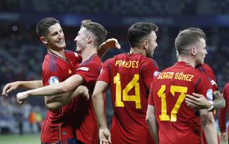 epa10728450 Spain's Oihan Sancet celebrates with teammates after scoring the 2-1 lead during the UEFA Under-21 Championship semi final match between Spain and Ukraine in Bucharest, Romania, 05 July 2023.  EPA/ROBERT GHEMENT