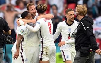 epa09311685 Harry Kane of England (2L) reacts with Raheem Sterling (L) and Jack Grealish after winning the UEFA EURO 2020 round of 16 soccer match between England and Germany in London, Britain, 29 June 2021.  EPA/Andy Rain / POOL (RESTRICTIONS: For editorial news reporting purposes only. Images must appear as still images and must not emulate match action video footage. Photographs published in online publications shall have an interval of at least 20 seconds between the posting.)