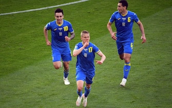 epa09312019 Oleksandr Zinchenko of Ukraine (C) celebrates scoring the 1-0 during the UEFA EURO 2020 round of 16 soccer match between Sweden and Ukraine in Glasgow, Britain, 29 June 2021.  EPA/Andy Buchanan / POOL (RESTRICTIONS: For editorial news reporting purposes only. Images must appear as still images and must not emulate match action video footage. Photographs published in online publications shall have an interval of at least 20 seconds between the posting.)
