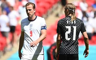 epa09267112 Harry Kane (L) of England reacts next to Domagoj Vida of Croatia during the UEFA EURO 2020 group D preliminary round soccer match between England and Croatia in London, Britain, 13 June 2021.  EPA/Andy Rain / POOL (RESTRICTIONS: For editorial news reporting purposes only. Images must appear as still images and must not emulate match action video footage. Photographs published in online publications shall have an interval of at least 20 seconds between the posting.)