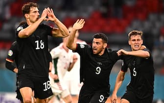 epa09297399 Leon Goretzka (L) of Germany celebrates with teammates Kevin Volland (C) and Joshua Kimmich (R) after scoring the 2-2 equalizer during the UEFA EURO 2020 group F preliminary round soccer match between Germany and Hungary in Munich, Germany, 23 June 2021.  EPA/Lukas Barth-Tuttas / POOL (RESTRICTIONS: For editorial news reporting purposes only. Images must appear as still images and must not emulate match action video footage. Photographs published in online publications shall have an interval of at least 20 seconds between the posting.)
