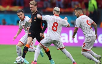 epa09290902 Frenkie de Jong (2-L) of the Netherlands in action during the UEFA EURO 2020 preliminary round group C soccer match between North Macedonia and the Netherlands in Amsterdam, Netherlands, 21 June 2021.  EPA/Kenzo Tribouillard / POOL (RESTRICTIONS: For editorial news reporting purposes only. Images must appear as still images and must not emulate match action video footage. Photographs published in online publications shall have an interval of at least 20 seconds between the posting.)