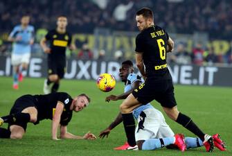 ROME, ITALY - FEBRUARY 16: Felipe Caicedo of SS Lazio competes for the ball with Stefan de Vrij and Milan Skriniar of FC Internazionale ,during the Serie A match between SS Lazio and FC Internazionale at Stadio Olimpico on February 16, 2020 in Rome, Italy. (Photo by MB Media/Getty Images)