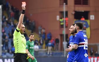 GENOA, ITALY - FEBRUARY 16: Referee Irrati shows a red card to Nicola Murru of UC Sampdoria during the Serie A match between UC Sampdoria and  ACF Fiorentina at Stadio Luigi Ferraris on February 16, 2020 in Genoa, Italy. (Photo by Paolo Rattini/Getty Images)