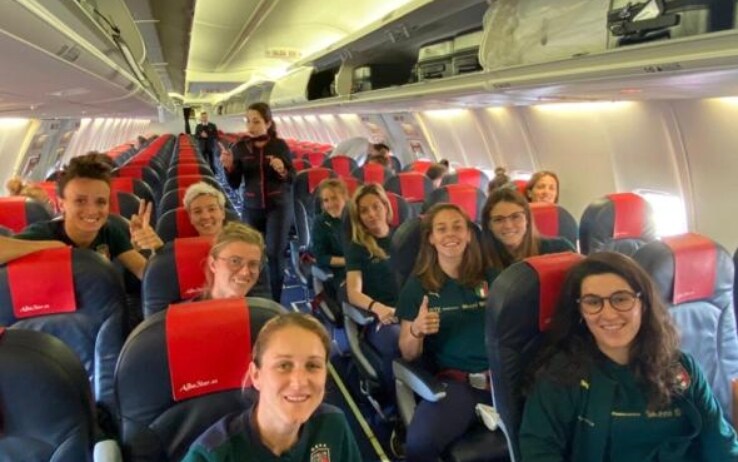 Le giocatrici della Nazionale italiana sul charter che le ha riportate a casa
