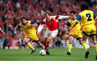 PAUL MERSON, ARSENAL, TAKES ON THE PARMA DEFENCE  (Photo by Ross Kinnaird/EMPICS via Getty Images)