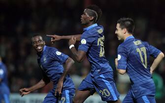 epa03861681 France's Paul Pogba (C), Blaise Matuidi (L) and Dimitri Payet (R) celebrate their fourth goal against Belarus during the 2014 FIFA World Cup qualifying soccer match between France and Belarus in Gomel, Belarus, 10 September 2013.  EPA/TATYANA ZENKOVICH