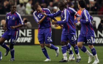 Saint-Denis, FRANCE: French forward Karim Benzema (C) is congratulated by teammates after scoring against Austria during the friendly football match France vs. Austria, 28 March 2007 at the Stade de France in Saint-Denis, north of Paris.  AFP PHOTO JACK GUEZ (Photo credit should read JACK GUEZ/AFP via Getty Images)