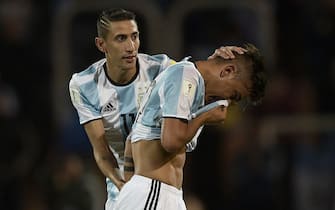 Argentina's Paulo Dybala (R) is comforted by Argentina's Angel Di Maria whilst leaving the field after receiving a red card, during the FIFA World Cup 2018 qualifier football match between Argentina and Uruguay in Mendoza, Argentina, on September 1, 2016. / AFP / JUAN MABROMATA        (Photo credit should read JUAN MABROMATA/AFP via Getty Images)