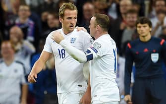 BRITAIN SOCCER UEFA EURO 2016 QUALIFICATION epa04920878 England's Harry Kane (L) with Wayne Rooney (R) after Kane scored the 1-0 goal during the UEFA EURO 2016 Group E qualification match between England and Switzerland, at Wembley Stadium in London, Britain, 08 September 2015. EPA/ANDY RAIN