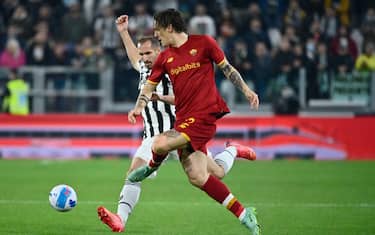 TURIN, ITALY - OCTOBER 17: (L-R) Giorgio Chiellini of Juventus FC against Nicolo Zaniolo of AS Roma during the Serie A match between Juventus and AS Roma at  on October 17, 2021 in Turin, Italy. (Photo by Stefano Guidi/Getty Images)
