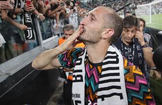 italian soccer Serie A match - Juventus FC vs SS Lazio Giorgio Chiellini (Juventus FC) greets his fans in the last match for Juventus FC during Juventus FC vs SS Lazio, italian soccer Serie A match in Turin, Italy, May 16 2022