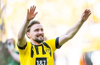 14 May 2022, North Rhine-Westphalia, Dortmund: Soccer: 1st Bundesliga, Borussia Dortmund - Hertha BSC, Matchday 34, Signal-Iduna-Park: Dortmund's Marcel Schmelzer waves to the crowd. Photo: David Inderlied/dpa - IMPORTANT NOTE: In accordance with the requirements of the DFL Deutsche Fußball Liga and the DFB Deutscher Fußball-Bund, it is prohibited to use or have used photographs taken in the stadium and/or of the match in the form of sequence pictures and/or video-like photo series.