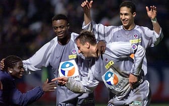 le milieu de terrain parisien FrÃ©dÃ©ric Dehu (C) est fÃ©licitÃ© par ses coÃ©quipiers, Bernard Mendy (G) Bartholomew Ogbeche (2e G)et Mara Talal El Karkouri (D), aprÃ¨s qu'il ait marquÃ© un but, le 02 dÃ©cembre 2001 au stade de l'Aube Ã  Troyes, lors du match Troyes/PSG, comptant pour les 16e de finale de la Coupe de la Ligue de football.  AFP PHOTO ALAIN JULIEN (Photo by ALAIN JULIEN / AFP) (Photo by ALAIN JULIEN/AFP via Getty Images)