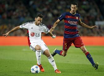 FC Barcelona's midfielder Sergio Busquets (R) vies for the ball with Bayer Leverkusen's Turkish Hakan Calhanoglu (L) during the UEFA Champions League group E soccer match played at Camp Nou stadium, in Barcelona, Spain, 29 September 2015. EFE/Andreu Dalmau