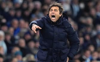 epa09772947 Tottenham's manager Antonio Conte reacts during the English Premier League soccer match between Manchester City and Tottenham Hotspur in Manchester, Britain, 19 February 2022.  EPA/ANDREW YATES EDITORIAL USE ONLY. No use with unauthorized audio, video, data, fixture lists, club/league logos or 'live' services. Online in-match use limited to 120 images, no video emulation. No use in betting, games or single club/league/player publications