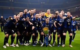 MILAN, ITALY - January 12, 2022: Players of FC Internazionale lift the trophy during the awards ceremony at end of the Supercoppa Frecciarossa football match between FC Internazionale and Juventus FC. (Photo by Nicolò Campo/Sipa USA)