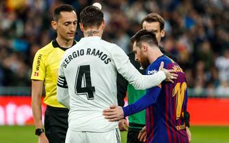 MADRID, SPAIN - FEBRUARY 27: Sergio Ramos of Real Madrid and Lionel Messi of FC Barcelona gesture prior to the Copa del Semi Final match second leg between Real Madrid and Barcelona at Bernabeu on February 27, 2019 in Madrid, Spain. (Photo by TF-Images/Getty Images)