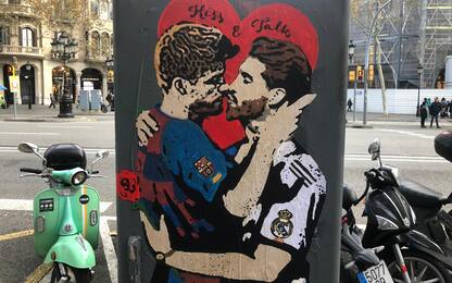Un bacio accende il Clasico: il murales di Tvboy