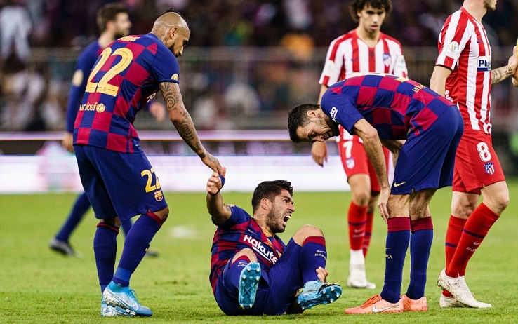Luis Suarez soccorso da Messi e Vidal dopo l'infortunio contro l'Atletico Madrid