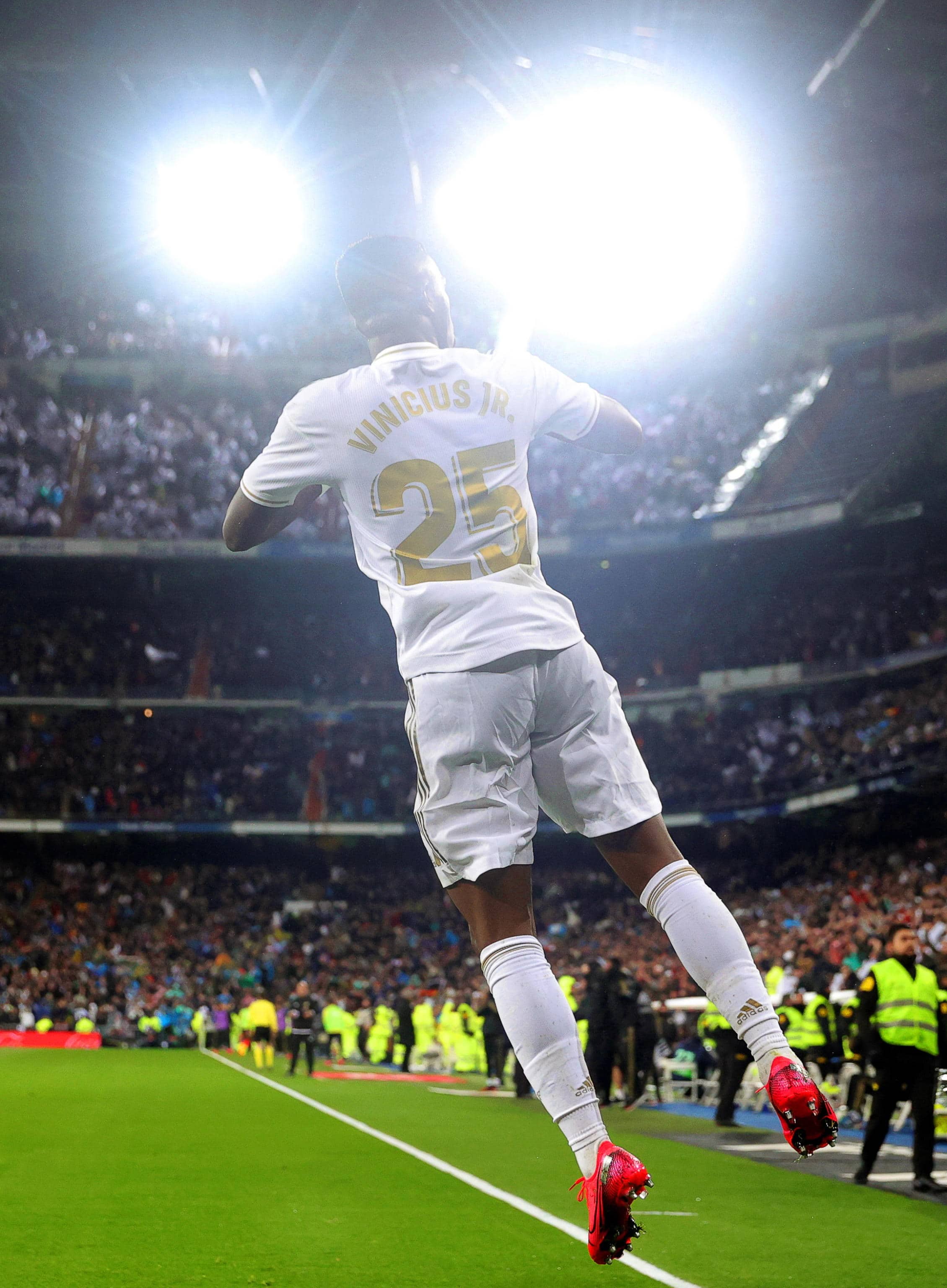 epa08263299 Real Madrid's Vinicius Junior celebrates after scoring the 1-0 lead during the Spanish La Liga soccer match between Real Madrid and FC Barcelona, traditionally known as 'El Clasico', at Santiago Bernabeu stadium in Madrid, Spain, 01 March 2020.  EPA/JUANJO MARTIN