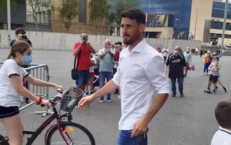 epa08438158 Athletic Bilbao's Aritz Aduriz greets supporters following his retirement honorary ceremony at San Mames stadium in 22 May 2020. Athletic Bilbao's striker Aritz Aduriz announced his retirement on 20 May 2020 due to an injury. Aduriz scored 141 goals in 296 appearances for Spanish La Liga soccer club Athletic Bilbao.  EPA/UIS TEJIDO